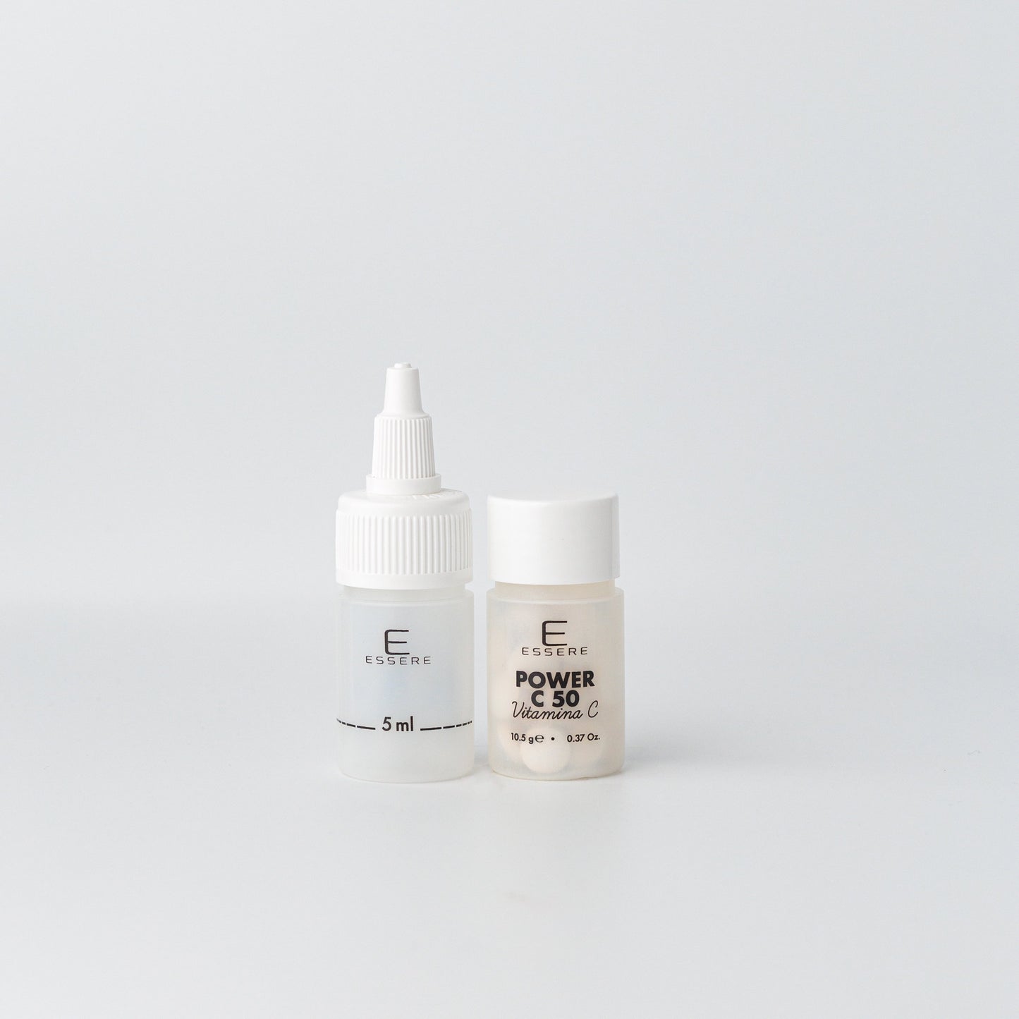 Flaconi di Essere Bio Power C50 vitamina C con misurino Be Beauty, vista frontale su fondo chiaro