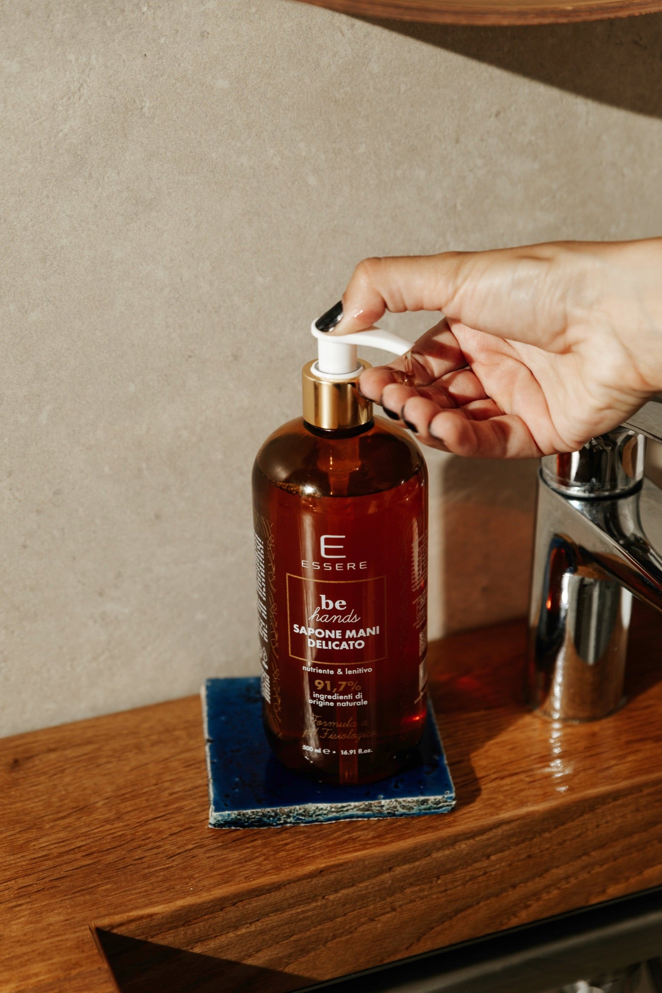 Sapone Mani Delicato Essere Bio con dispenser sul lavabo, detergenza delicata della linea Be Hands in uso