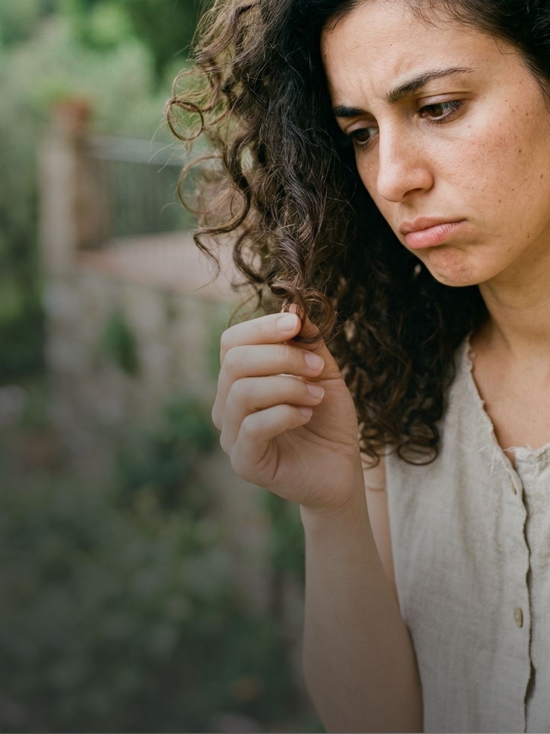 Capelli crespi con l’umidità primaverile: cosa succede alla fibra