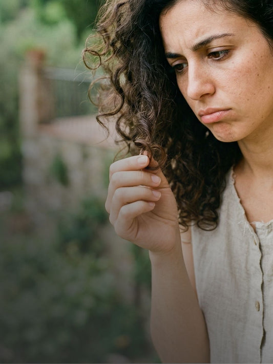 Capelli crespi con l’umidità primaverile: cosa succede alla fibra