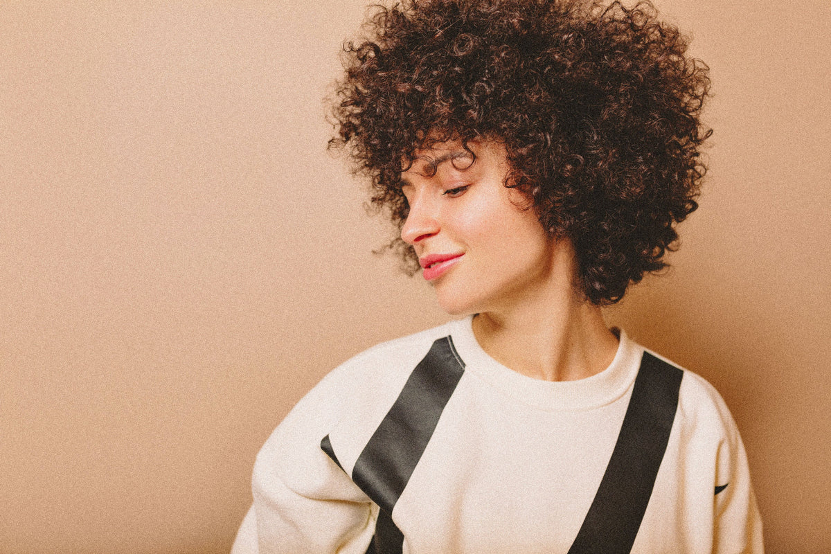 Curly Girl Method in Summer: A Light Routine for Defined Curls in the Heat