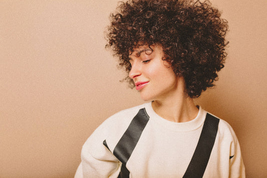 Curly Girl Method d’estate: la routine leggera e naturale per capelli ricci definiti anche con il caldo