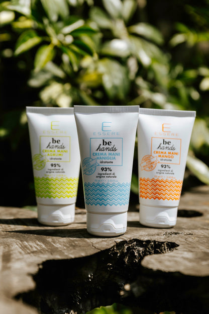 Le tre Creme Mani Be Hands Essere Bio, vaniglia agrumi e mango, in tubo su un tronco tra la vegetazione
