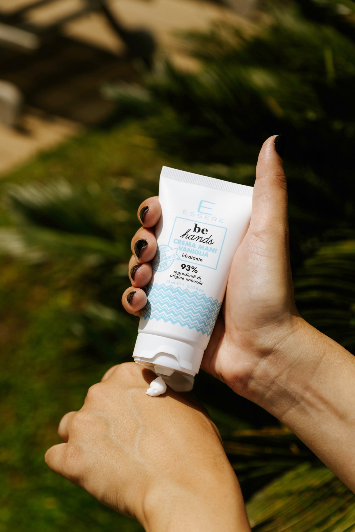 Crema Mani Vaniglia Essere Bio applicata sul dorso della mano, texture idratante della linea Be Hands in uso