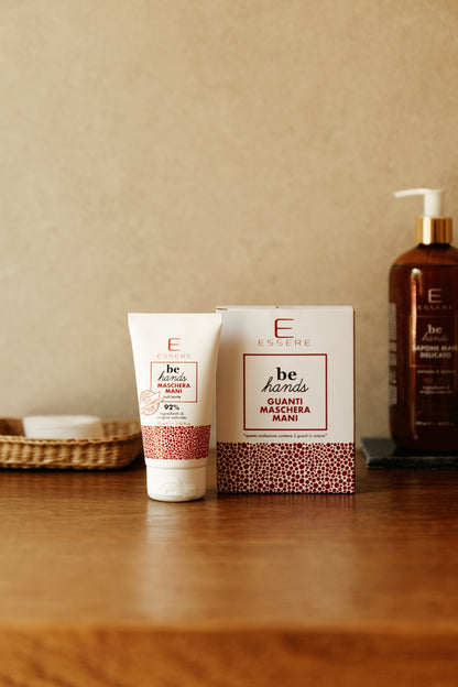Maschera Mani Essere Bio Be Hands con la confezione dei guanti in cotone abbinati, still life su legno