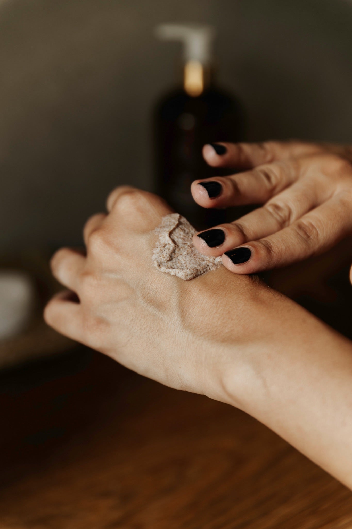 Scrub Mani Essere Bio massaggiato sul dorso della mano, texture granulosa esfoliante della linea Be Hands